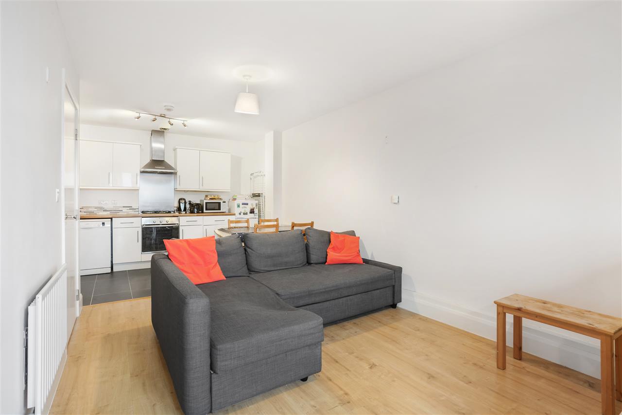 2 bed flat for sale in Junction Road 4