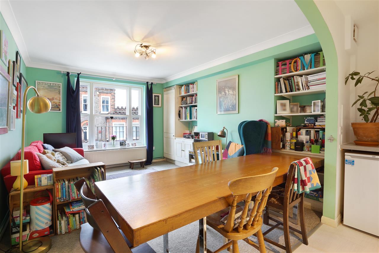 CHAIN FREE! A well-presented and spacious (approximately 600 Sq Ft/56 Sq M) first floor apartment forming part of a small low-rise purpose-built block situated in a sought-after location within close proximity to Tufnell Park (Northern Line) underground station and Gospel Oak overground. The ...