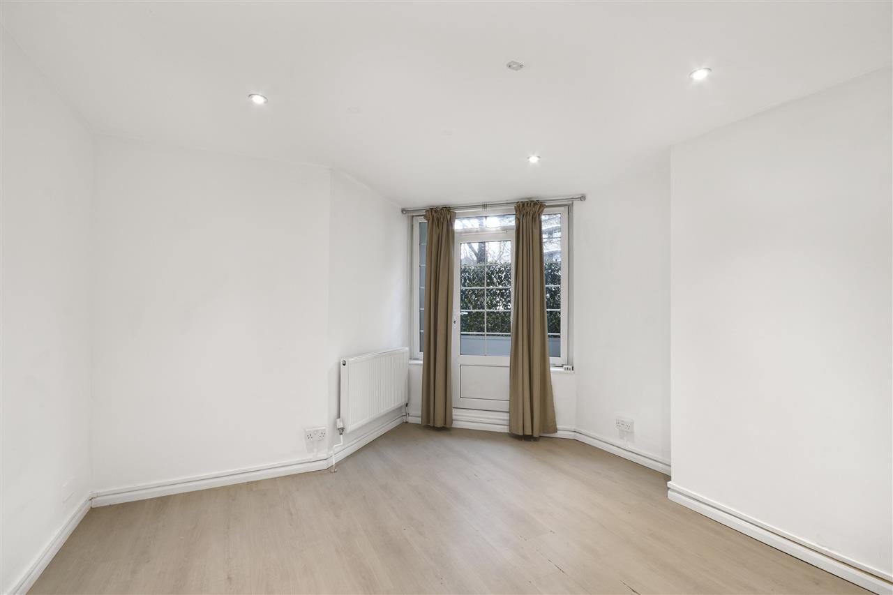 CHAIN FREE! A well presented and spacious (approximately 330 Sq Ft/31 Sq M) ground floor ex-local authority studio garden apartment forming part of a purpose built block situated within close proximity to the multiple shopping and transport facilities of the Holloway Road together with local ...