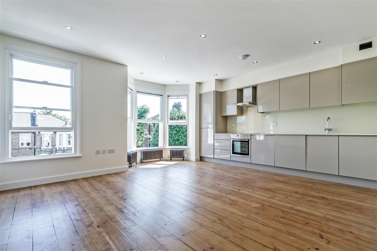 CHAIN FREE! A well presented and very spacious (approximately 1079 Sq Ft / 100 Sq M) split level first and second floor apartment situated in a sought after location within very close proximity to Tufnell Park (Northern Line) underground station, Eleanor Palmer primary school together with the ...