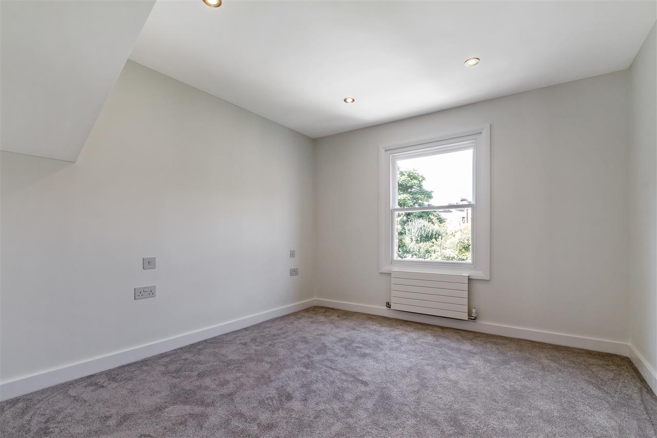 3 bed flat for sale in Brecknock Road  - Property Image 4