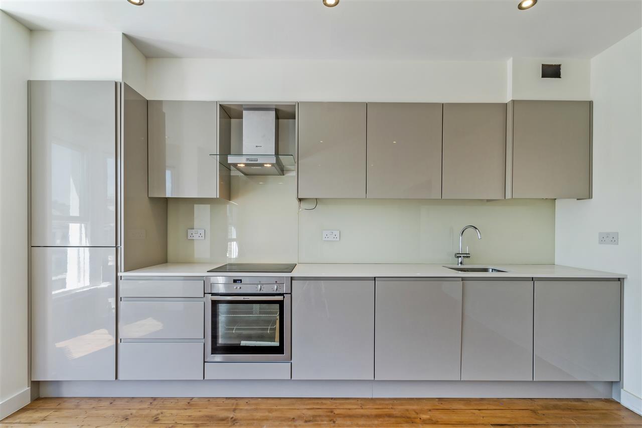 3 bed flat for sale in Brecknock Road  - Property Image 8