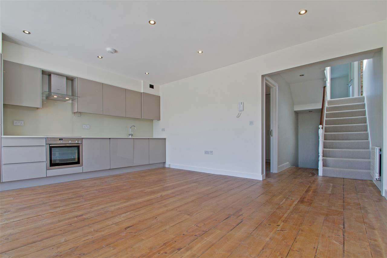 3 bed flat for sale in Brecknock Road  - Property Image 9