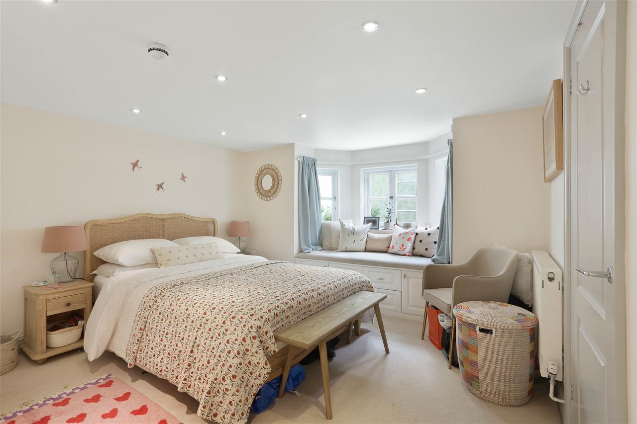 3 bed flat for sale in Huddleston Road  - Property Image 9