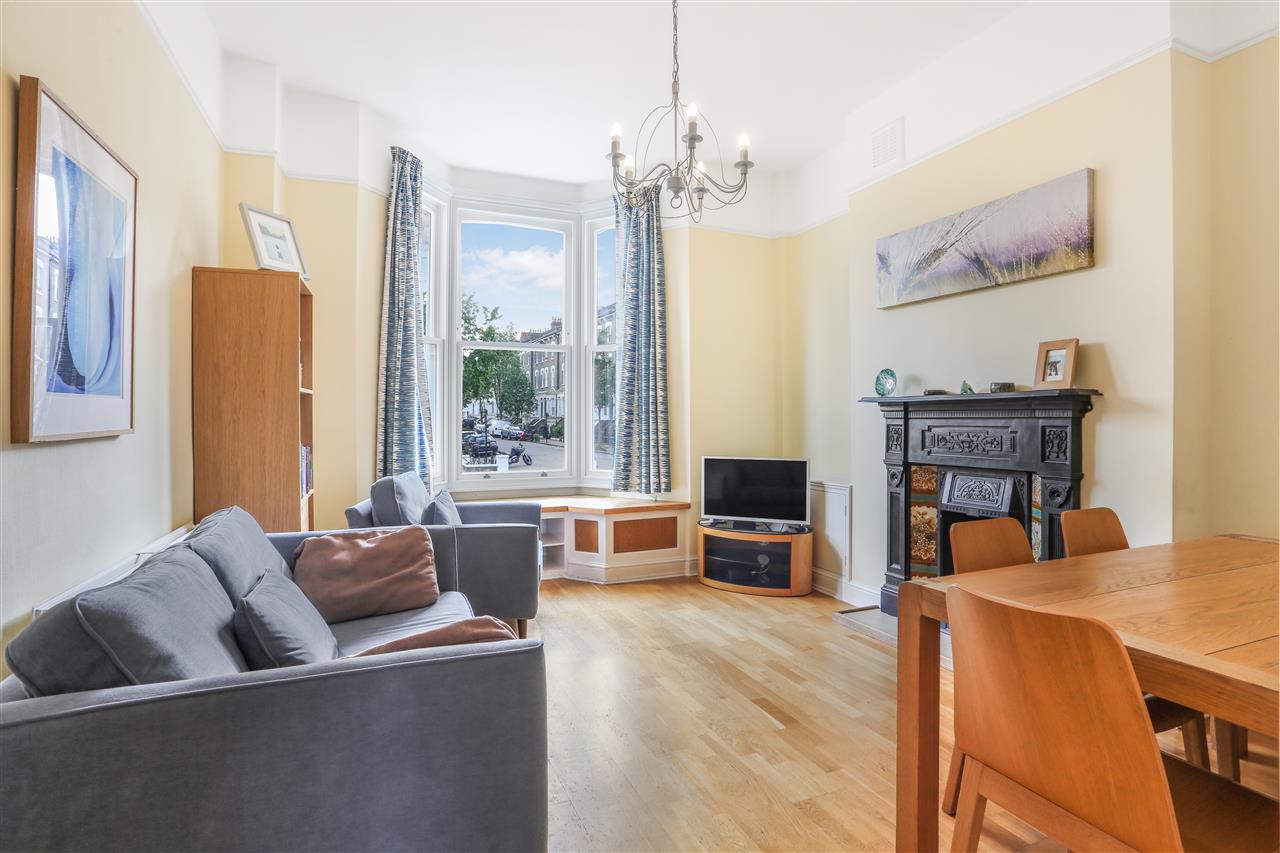 A very spacious (approximately 938 Sq Ft/ 87 Sq M) split level lower ground and raised ground floor garden apartment situated in a popular and sought after Tufnell Park enclave that is within close proximity to multiple shopping and transport facilities including Tufnell Park, Holloway Road and ...