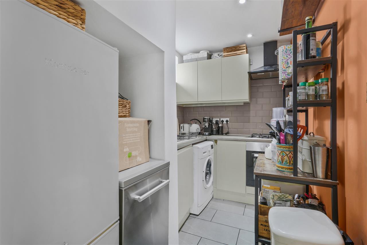 1 bed flat for sale in Leighton Road 11