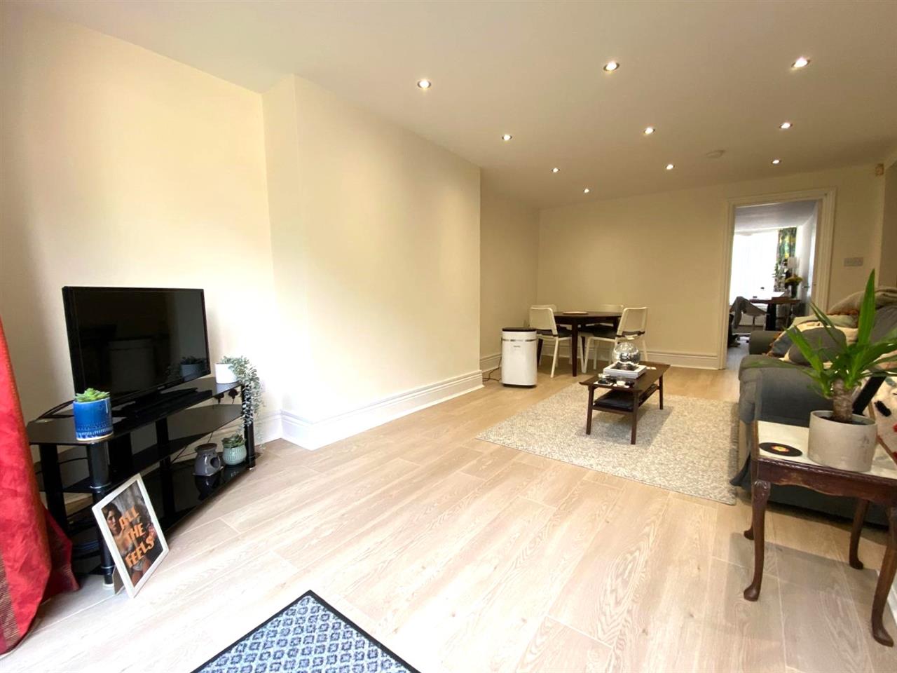 2 bed flat to rent in Tufnell Park Road 2