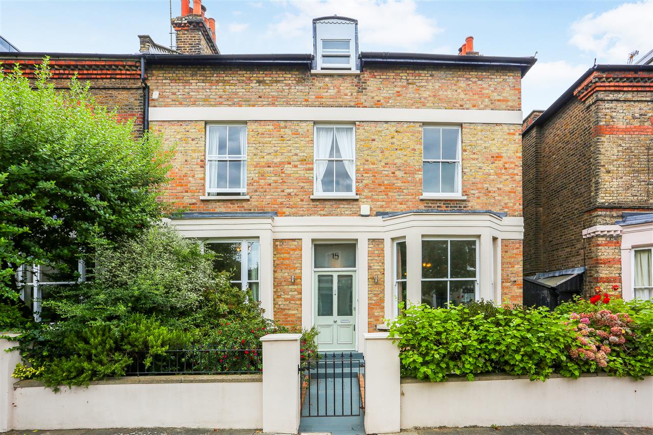 A truly stunning, grand and very spacious double fronted semi detached Victorian house situated in arguably the premier road in the Hillmarton Conservation area. The property is within close proximity to multiple cafes, restaurants, bars, shopping and transport facilities in the vicinity ...