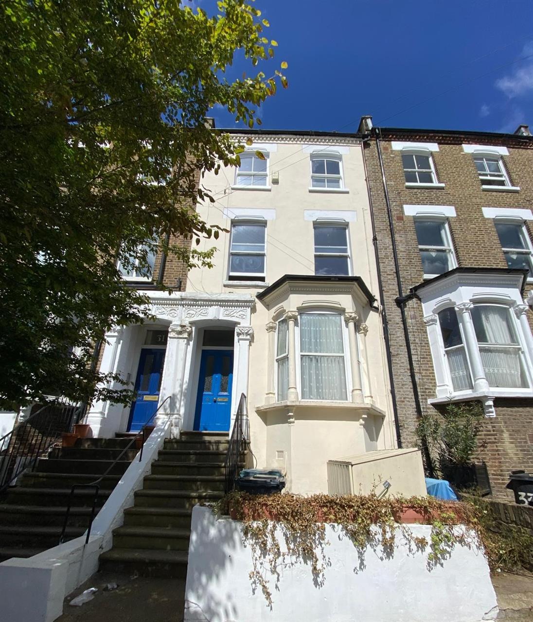 Let by -  A very well presented split level FULLY FURNISHED flat on the top floors of a victorian house and arranged over 692 sq.ft (64.3 sq.m). The accommodation comprises of two double bedrooms, light and bright reception room leading to an equipped kitchen with breakfast bar with seating and ...