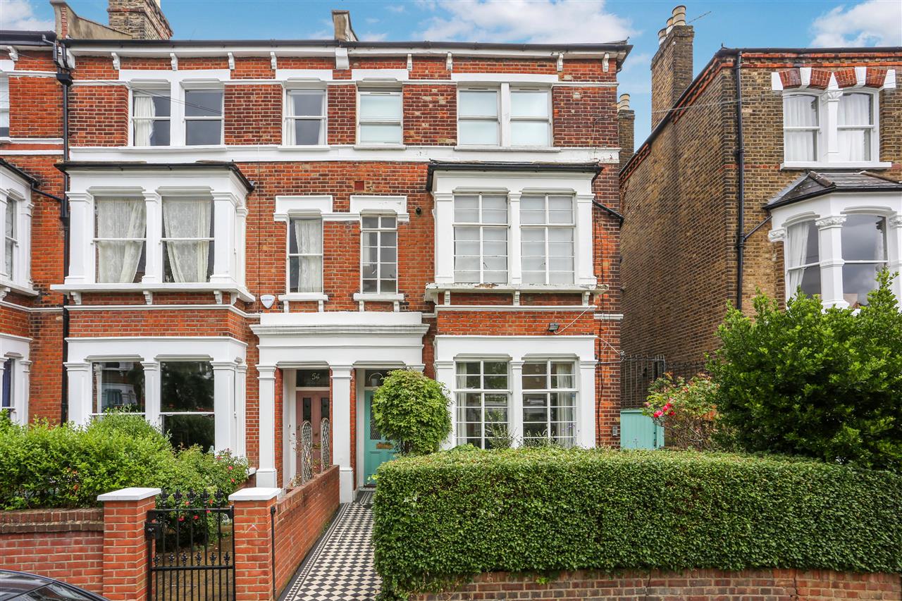 CHAIN FREE! Located in one of Tufnell Park's premier turnings is this first floor converted flat arranged over 410 sq.ft./ (38sq.m) and forming part of a Victorian property situated in a highly sought after location that is within close proximity to local shops, Tufnell Park (Northern Line) ...