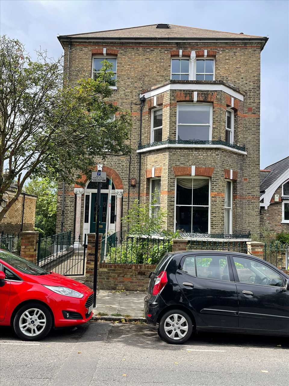 Let by - An attractive second (top) floor UNFURNISHED flat in an imposing detached house. The accommodation comprises of two bedrooms, large reception leading to a juliet balcony with stunning views, equipped kitchen and bathroom. Further benefits include the use of large mature communal garden ...