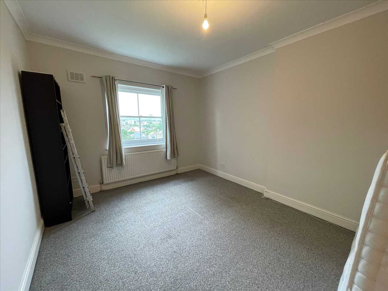 2 bed flat to rent in Carleton Road 6