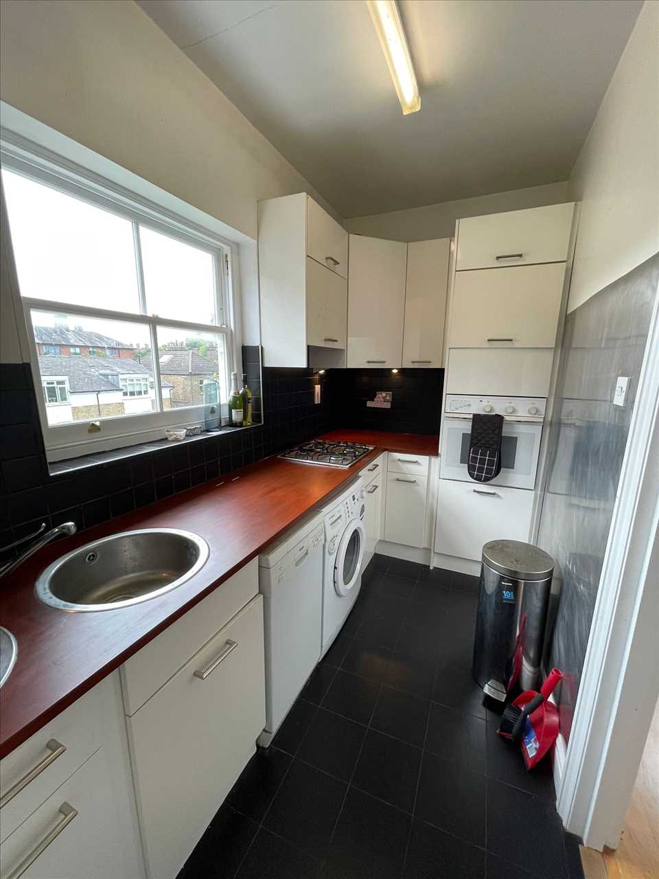 2 bed flat to rent in Carleton Road 12