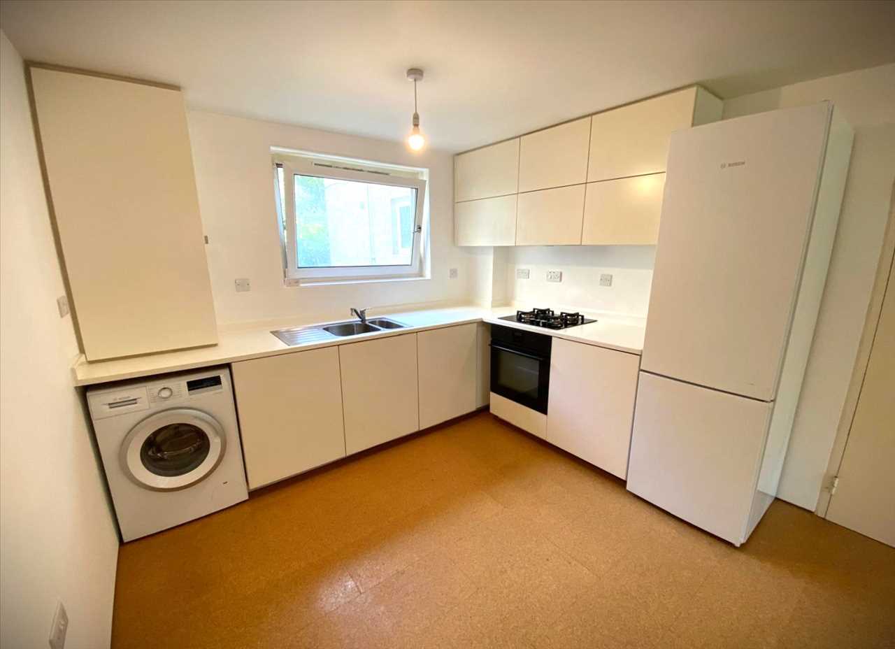 AVAILABLE IMMEDIATELY! This delightful ground floor purpose built flat with private front garden is located within walking distance of Kentish Town underground and overground station, trendy shops and cafes on Brecknock Road and a multitude of buses heading towards Camden, Kings Cross and ...