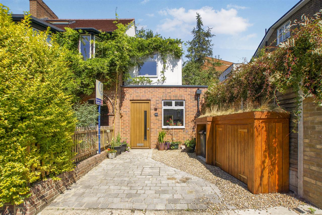 CHAIN FREE! A contemporary architect designed modern end of terrace two storey house situated in a sought-after location within very close proximity to local shops, cafes, specialist food stores and transport links on Brecknock Road. Kentish Town's multiple shopping and transport facilities ...