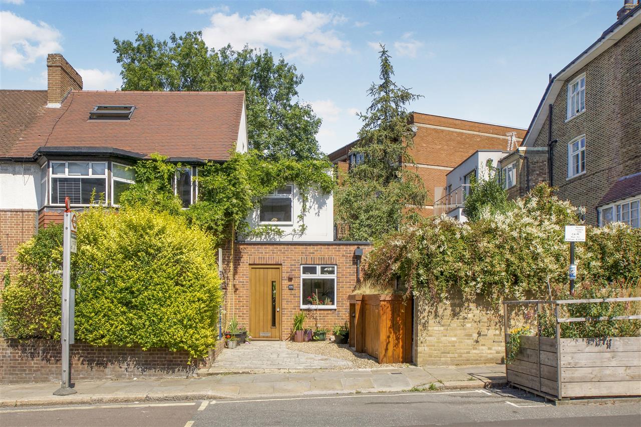 2 bed end of terrace house for sale in Leighton Road  - Property Image 12