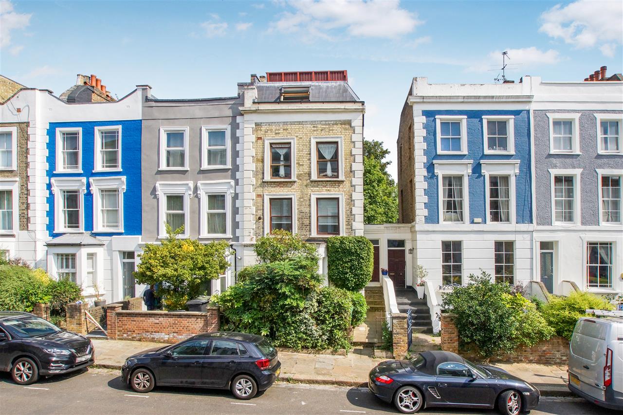 CHAIN FREE! A well presented split level second and third floor apartment converted from an imposing end of terrace Victorian property situated in a sought after location within very close proximity to local shops, cafes, specialist food stores and transport links on Brecknock Road. Kentish ...