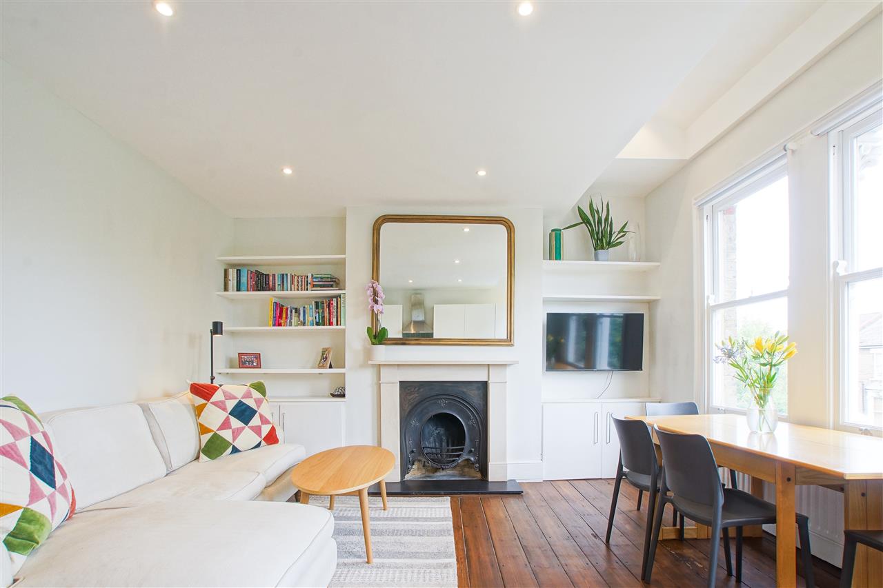 CHAIN FREE! A very well presented duplex second and third/loft floor apartment situated in arguably the prime part of this highly sought after residential tree lined road in the heart of Tufnell Park that is within close proximity to local shops, bars, cafes and restaurants on Fortess Road, ...