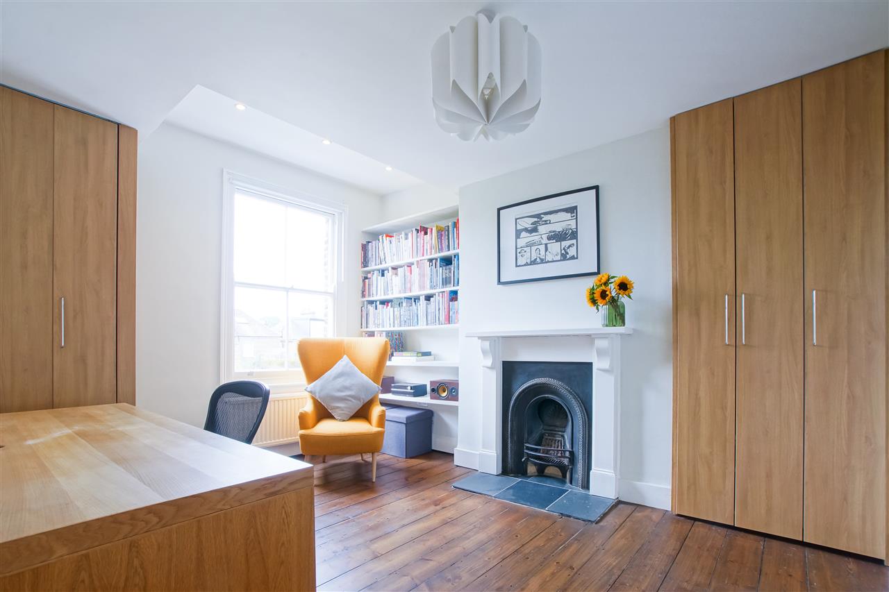 2 bed flat for sale in Huddleston Road 3