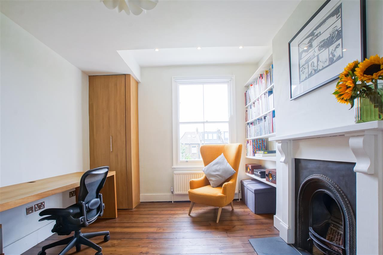 2 bed flat for sale in Huddleston Road 6