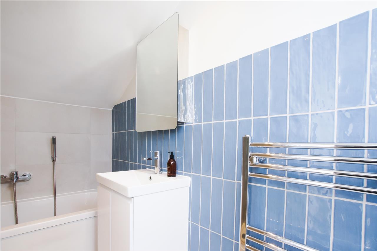 2 bed flat for sale in Huddleston Road 9