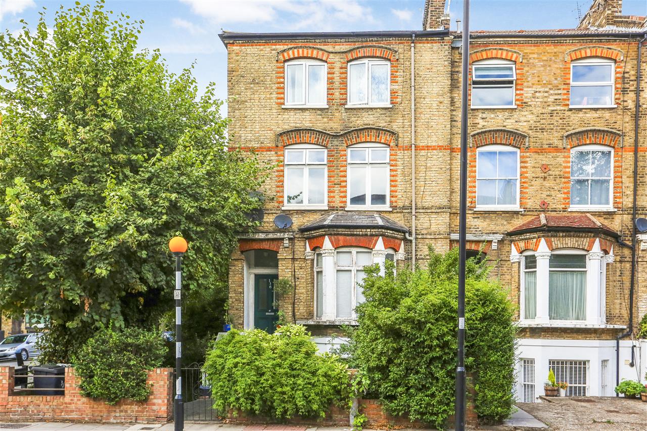 CHAIN FREE! A well presented first floor apartment forming part of a converted Victorian end of terrace property situated in a sought after location within close proximity to local shops, Tufnell Park Tavern gastro pub, local parks and Tufnell Park (Northern Line) underground station. The ...