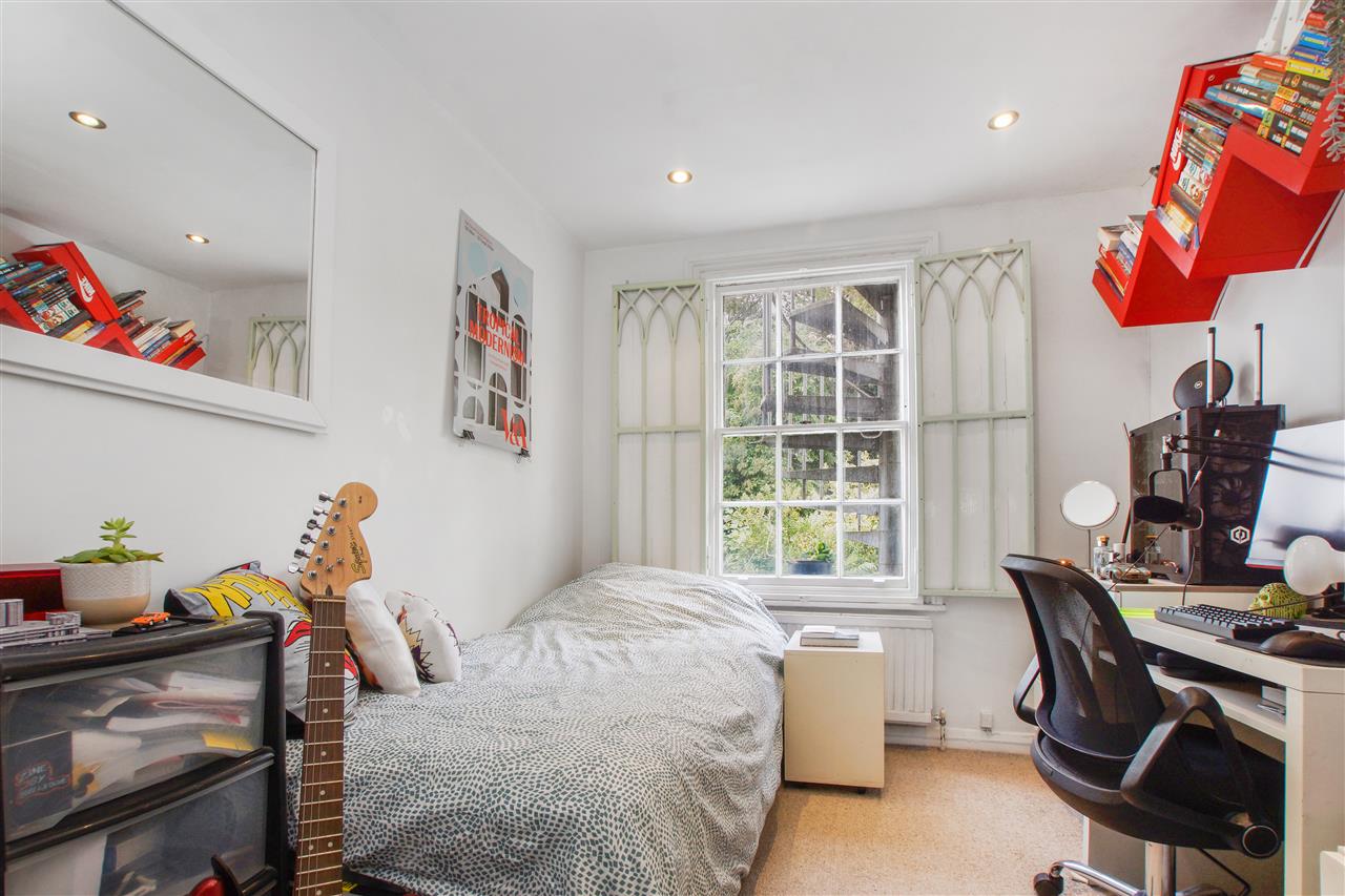 3 bed maisonette for sale in Leighton Road 9