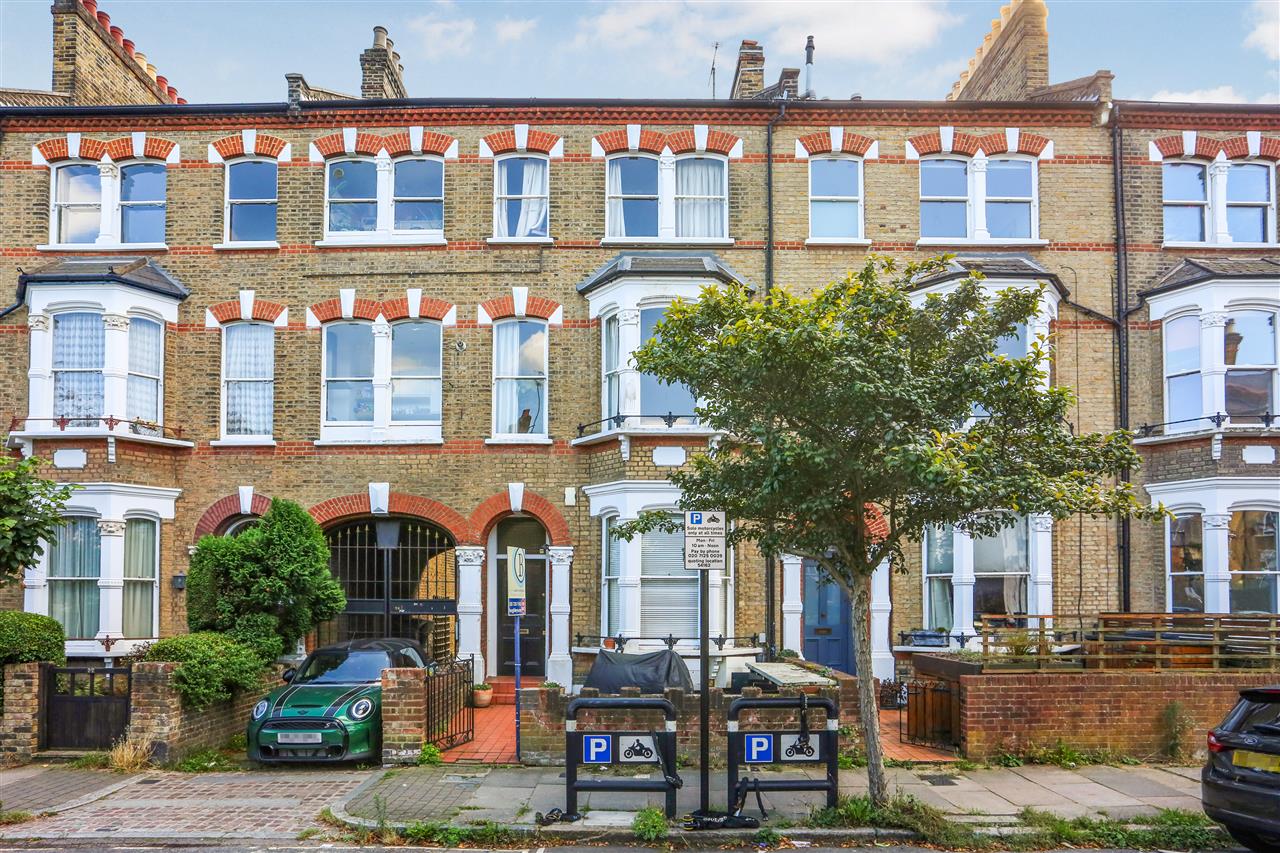 CHAIN FREE! A well presented and spacious (approximately 641 Sq Ft / 60 Sq M ) split level apartment occupying the first floor of a converted Victorian property situated in a prime location on one of the most sought after tree lined roads in the heart of Tufnell Park that is within close ...