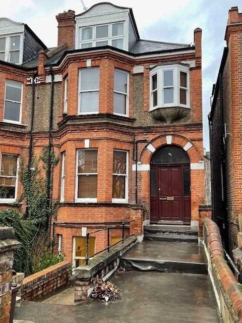 AVAILABLE IMMEDIATELY! A recently re-decorated and re-modernised PART FURNISHED STUDIO apartment on the first floor of an victorian converted house. This larger than average studio consists of a sleeping area with wardrobe and chest of drawers, sizeable living space, modern equipped kitchen and ...