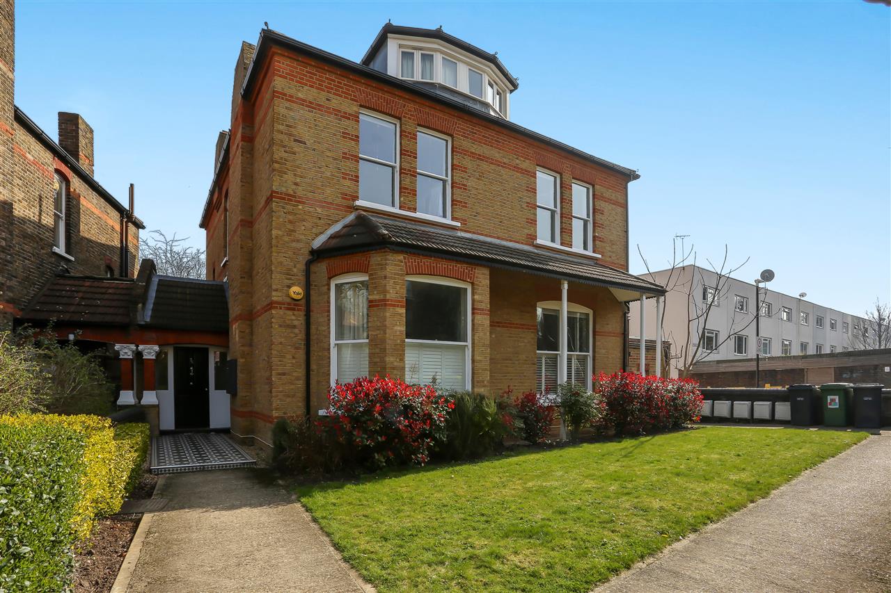 A very well presented ground floor apartment forming part of an imposing converted detached Victorian building situated within close proximity to multiple transport facilities including Caledonian Road, Holloway Road (both Piccadilly Line) and Tufnell Park (Northern Line) underground stations ...