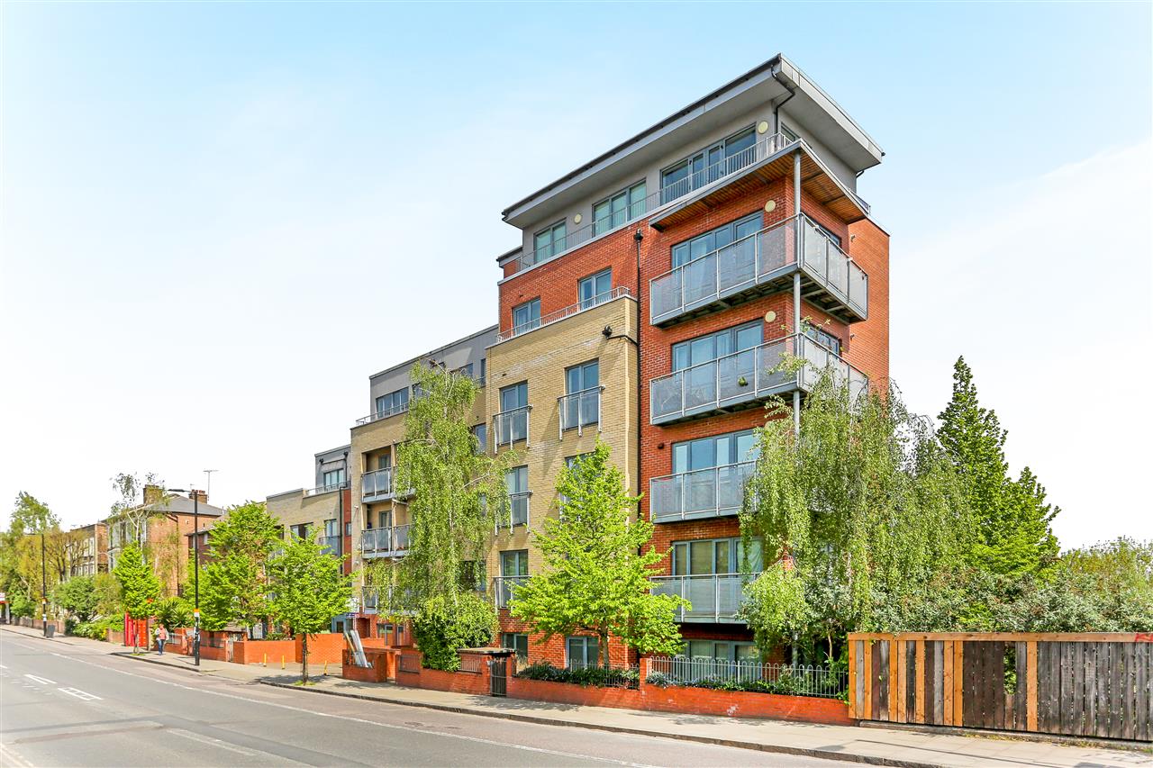 CHAIN FREE! A well presented and spacious (approximately 744 Sq Ft / 69 Sq M) fourth floor apartment with a roof terrace, forming part of a popular modern purpose-built block situated within close proximity to both Tufnell Park and Archway (Northern Line) underground stations together with ...