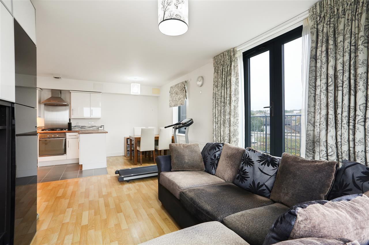 2 bed flat for sale in Junction Road 1