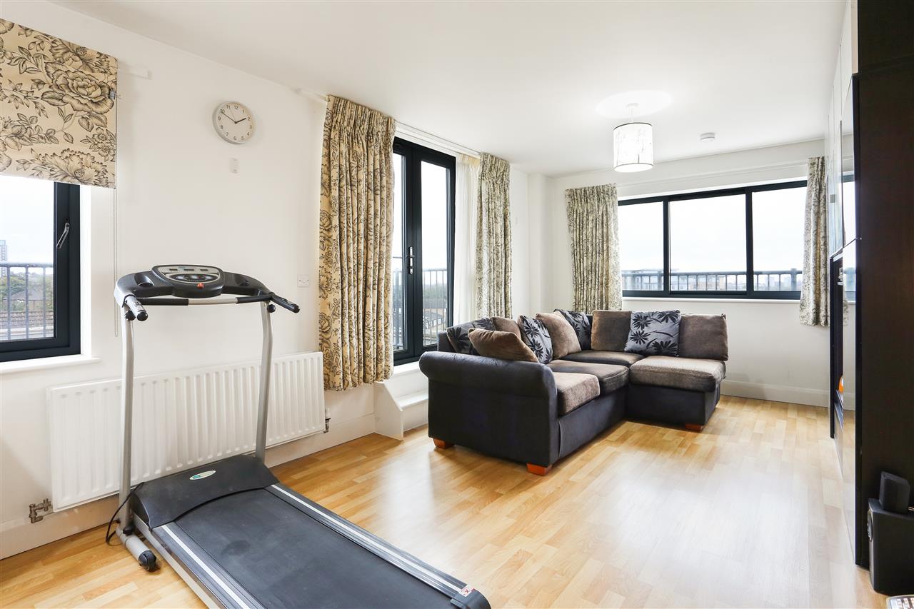 2 bed flat for sale in Junction Road 5