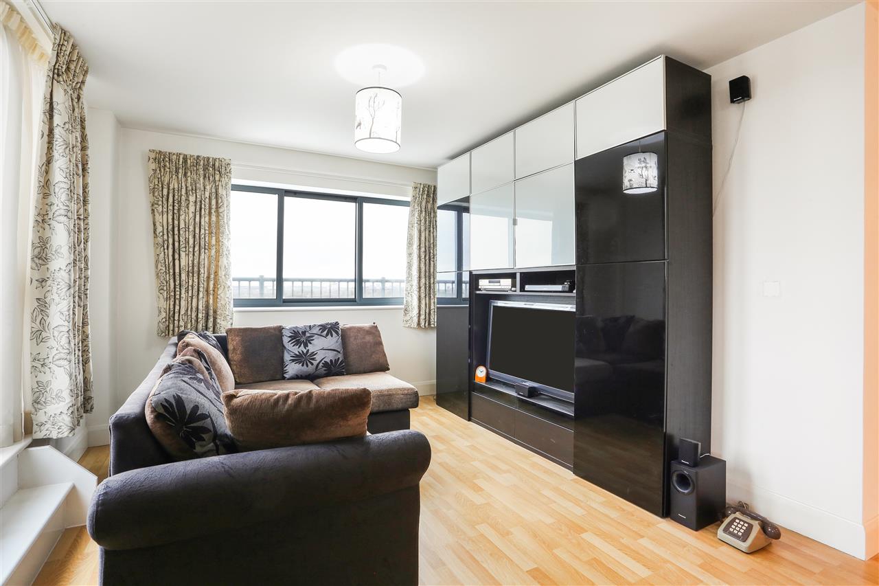 2 bed flat for sale in Junction Road 6