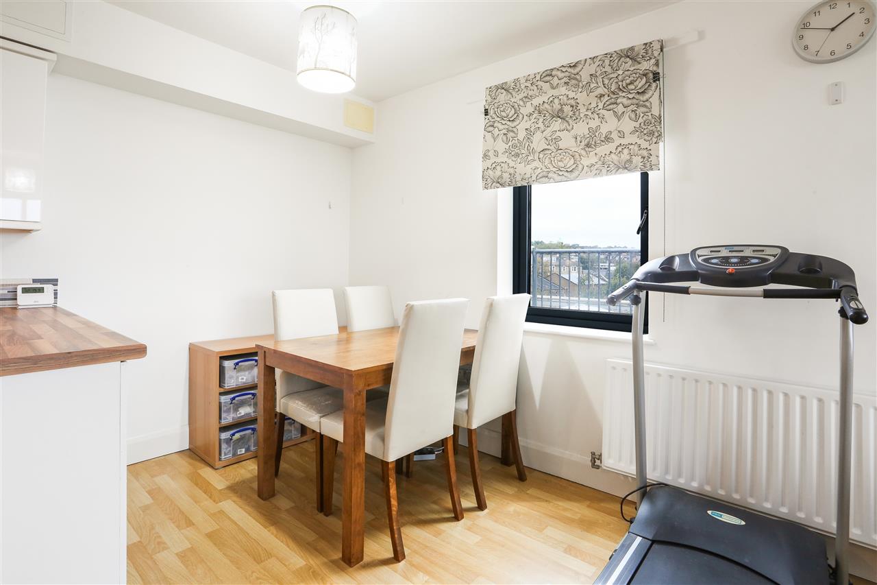 2 bed flat for sale in Junction Road 7