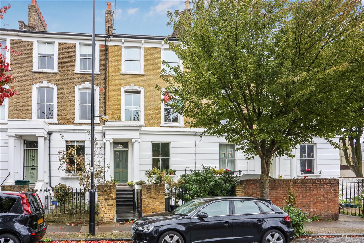 A very spacious (approximately 700 Sq Ft/65 Sq M) and well presented garden apartment converted from an imposing period property situated in a highly sought after location within very close proximity to the local amenities of Newington Green which offers an array of cafes and restaurants with ...