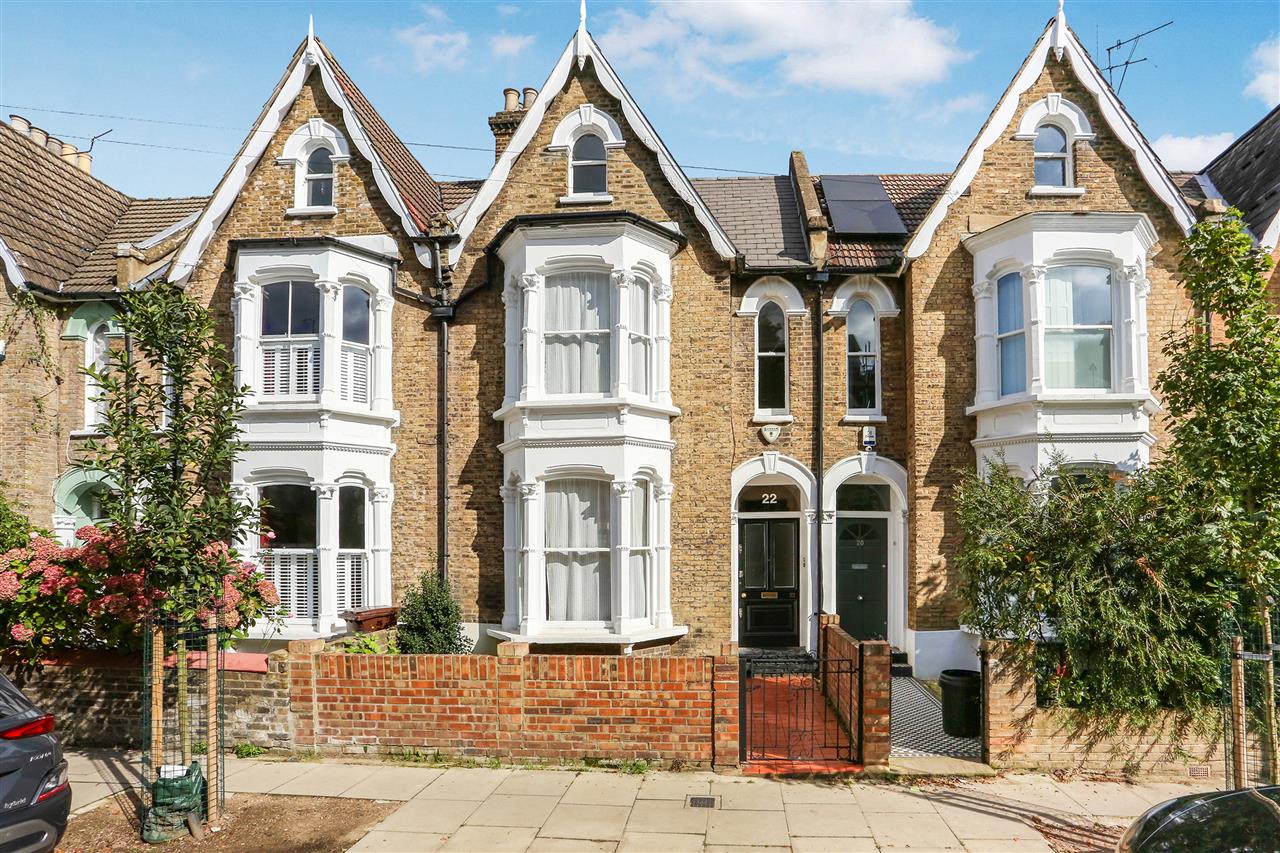 3 bed terraced house for sale in Yerbury Road 0