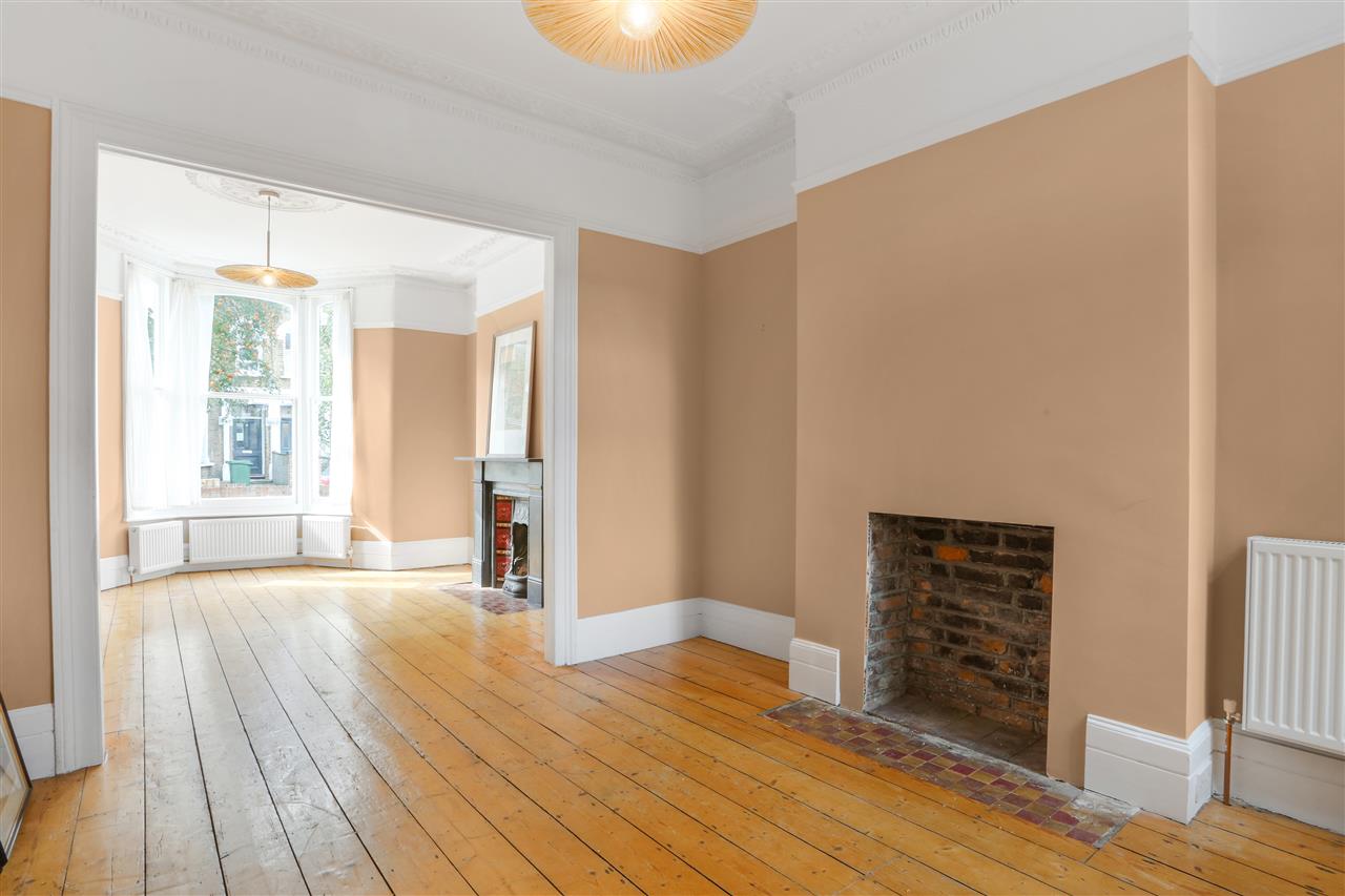 3 bed terraced house for sale in Yerbury Road 8