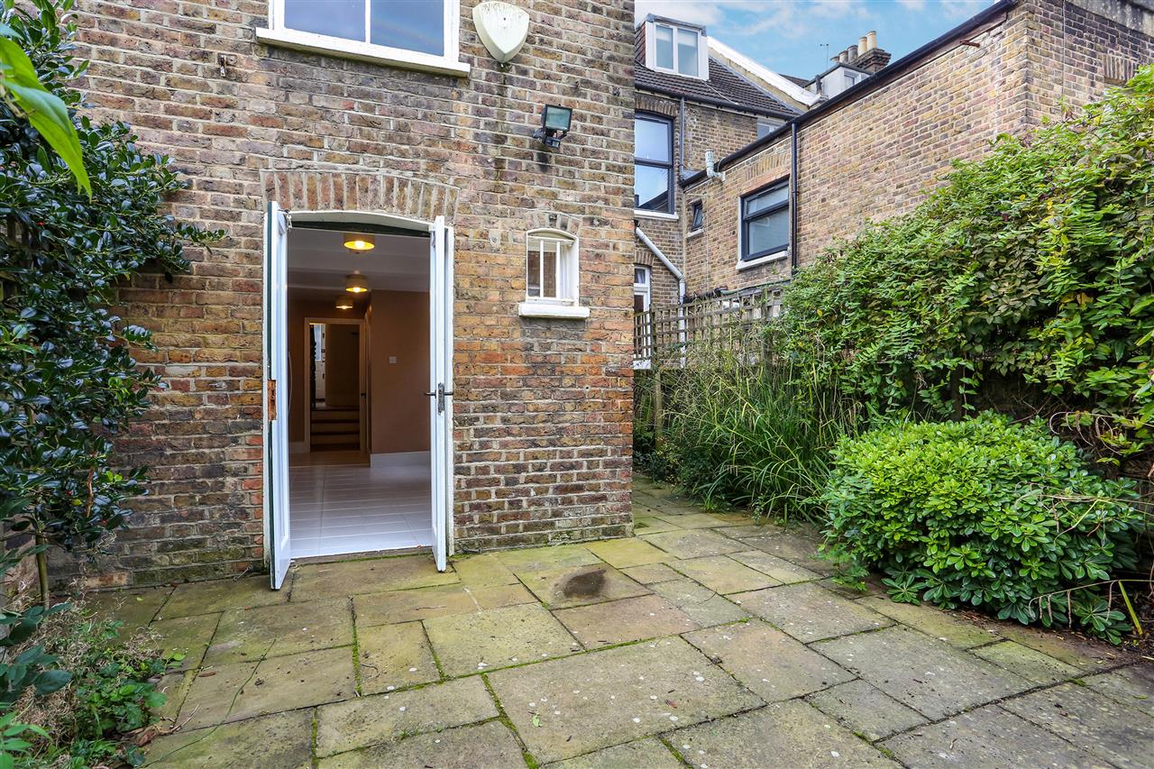 3 bed terraced house for sale in Yerbury Road 31