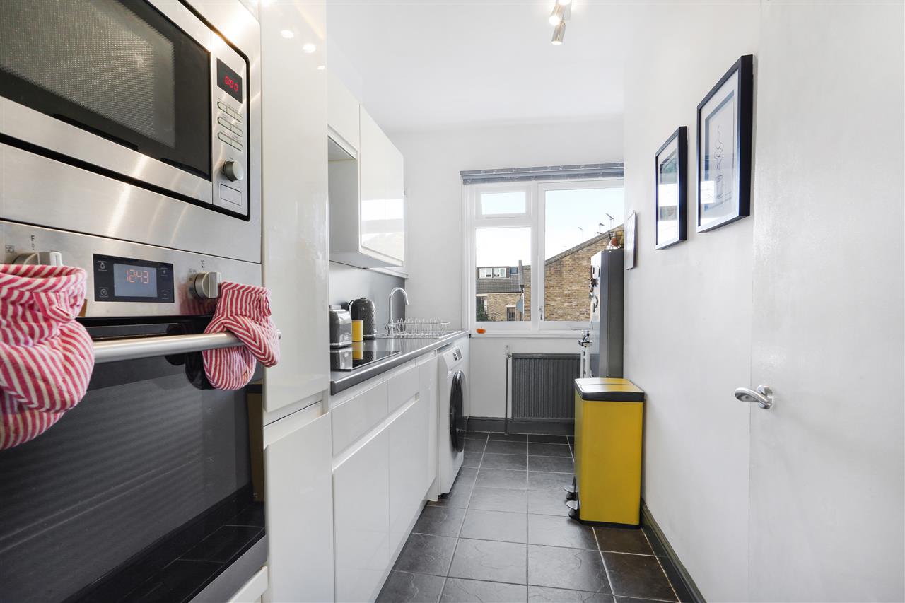 2 bed flat for sale in Arthur Road 7