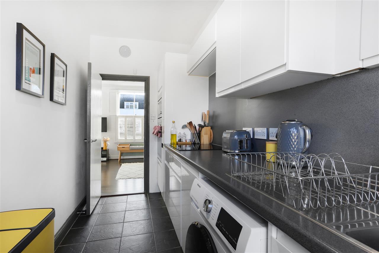 2 bed flat for sale in Arthur Road 8