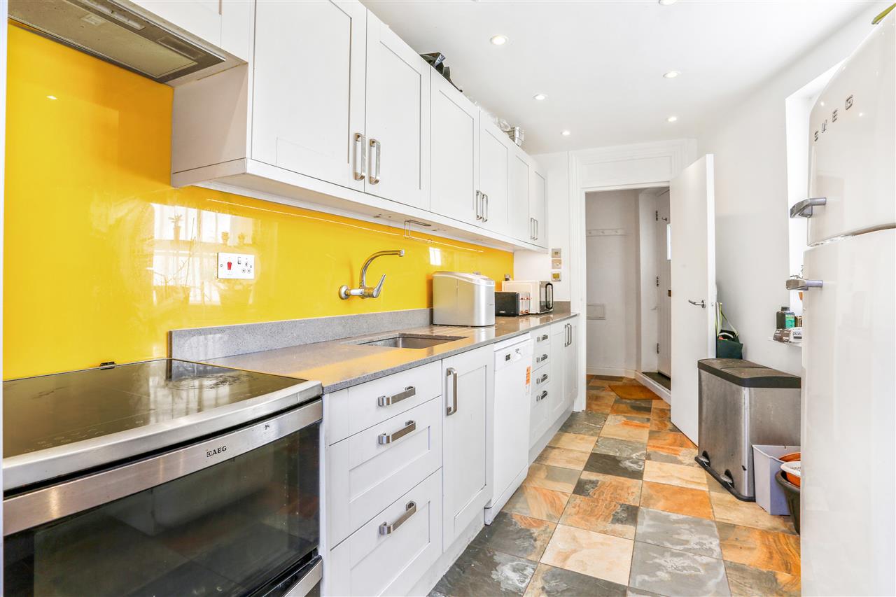 2 bed flat for sale in Leighton Crescent 6