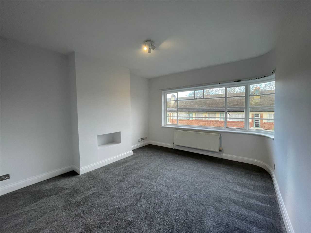 3 bed flat to rent in Glenhill Close  - Property Image 2