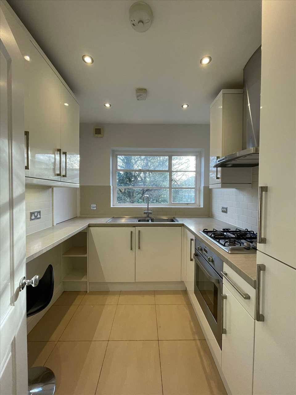 3 bed flat to rent in Glenhill Close 2