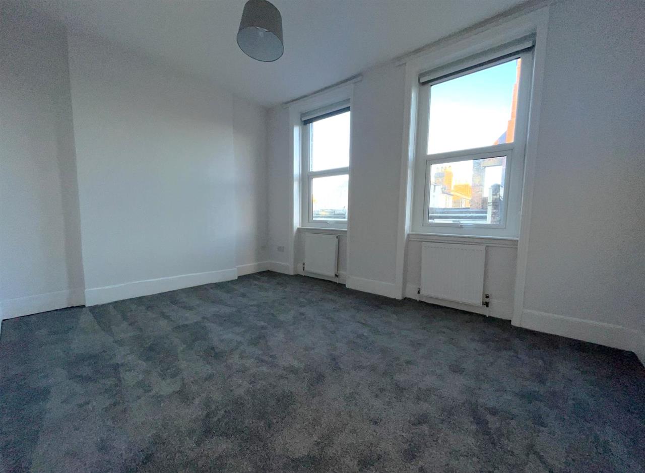 3 bed flat to rent 2