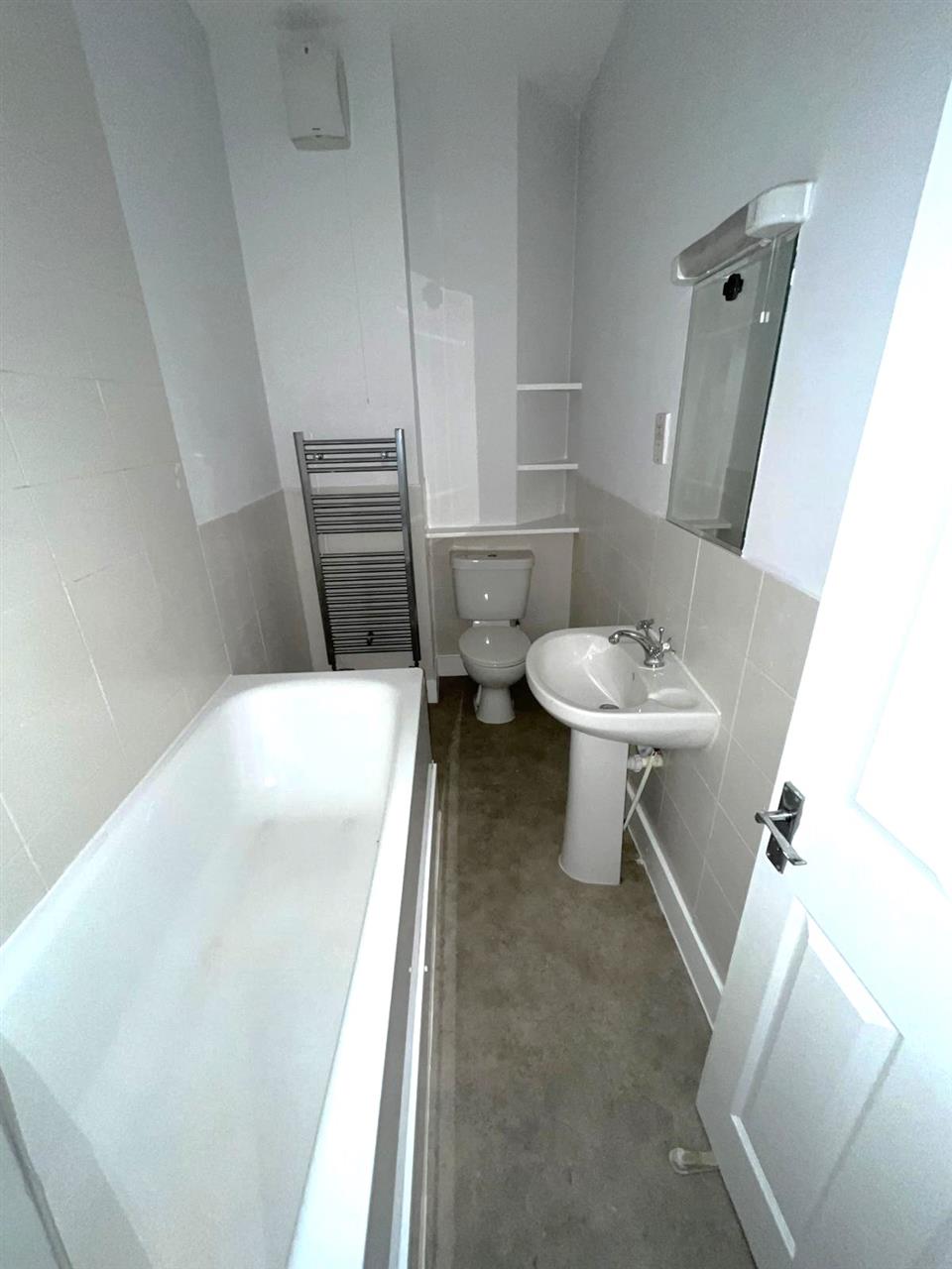 3 bed flat to rent  - Property Image 4