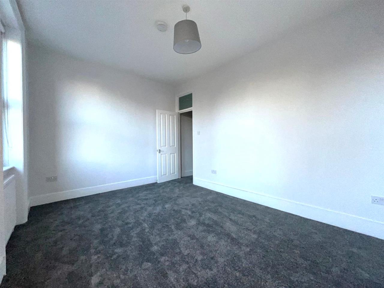 3 bed flat to rent 5