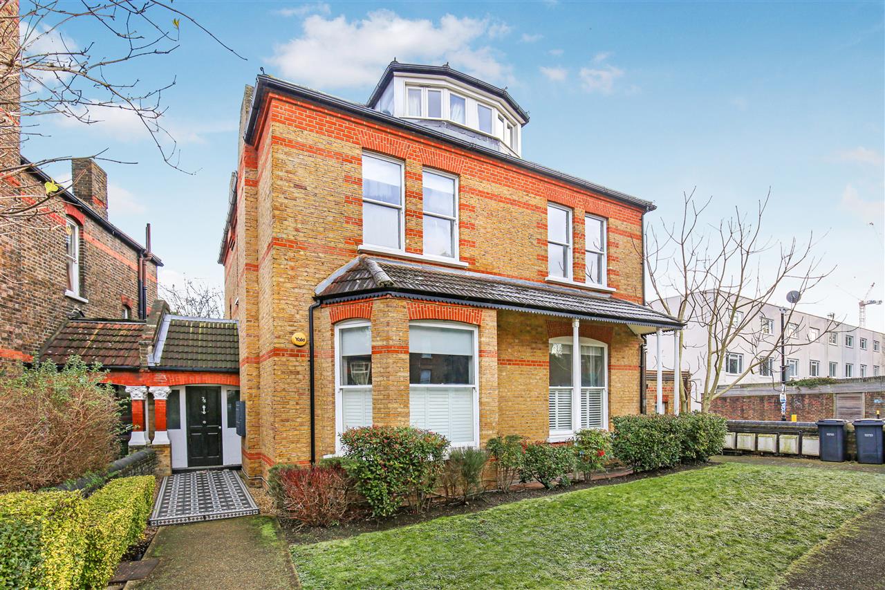 CHAIN FREE! A well presented second floor apartment forming part of an imposing converted detached Victorian building situated within close proximity to multiple transport facilities including Caledonian Road, Holloway Road (both Piccadilly Line) and Tufnell Park (Northern Line) underground ...