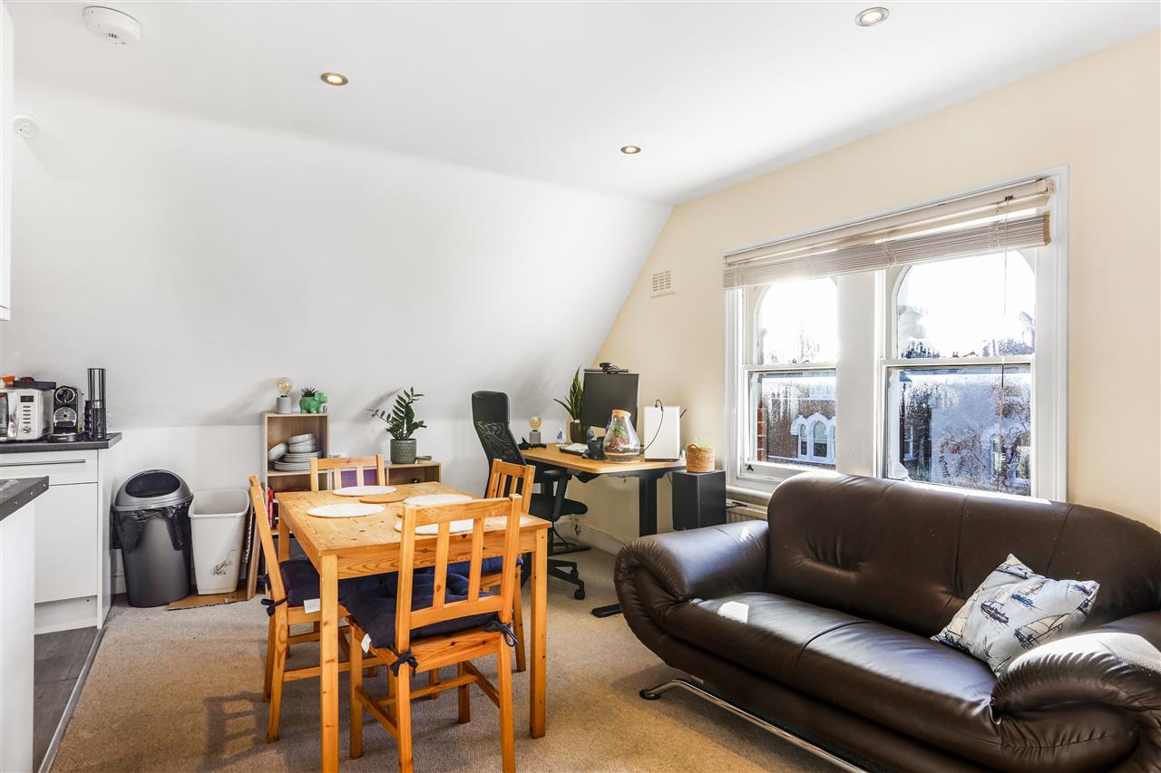 2 bed flat to rent in Yerbury Road 2