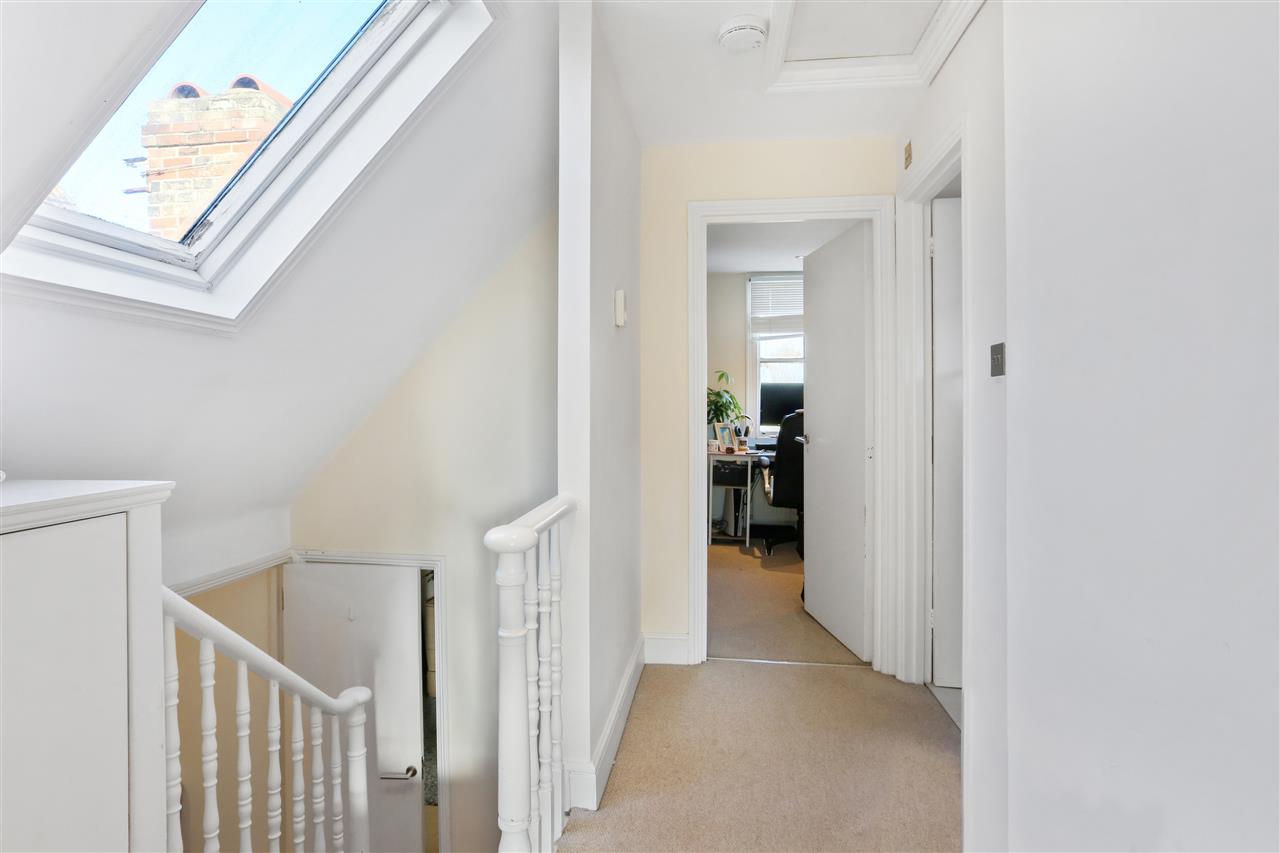 2 bed flat to rent in Yerbury Road 5